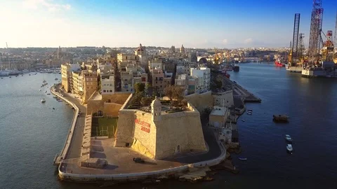 Senglea, Malta - 4K flying above Gardjola Gardens and Grand Harbour Stock Footage 91787027