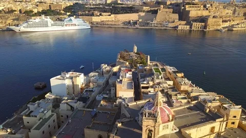 Senglea, Malta - 4K flying above Gardjola Gardens with Valletta and cruise ship Stock Footage 91787142
