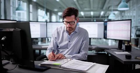 Senior Accountant Using Technical Software To Analyze Medical Invoices On Des 스톡 사진