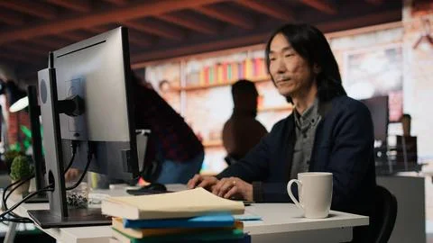 Senior admin working in innovative startup office Foto stock