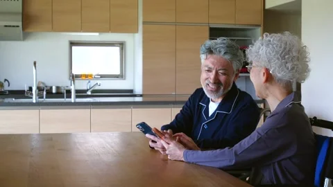 Senior Asian Couple Using Smartphones Together at Nursing Home Vídeos de archivo 344089201