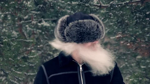 Senior blond haired bearded man in fur hat shaking his head in slow motion Vídeos de archivo 124848755