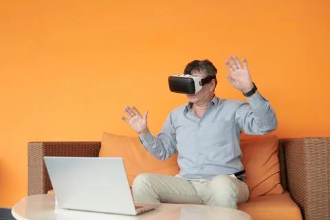 Senior Businessman Testing VR Application 스톡 사진