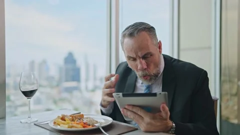 Senior businessman using tablet. He looked disappointed and worried Vídeo Stock 217879767