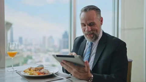 Senior businessman using tablet to recheck business information Vídeos de archivo 217879747