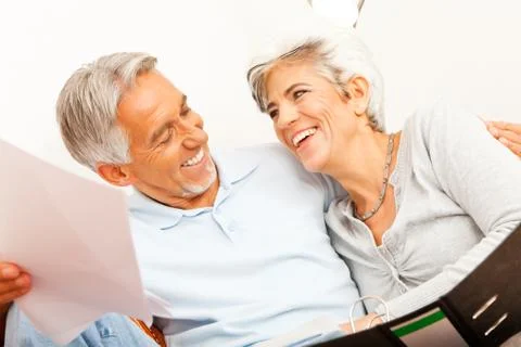 Senior Couple Doing Paperwork Stock-Fotos