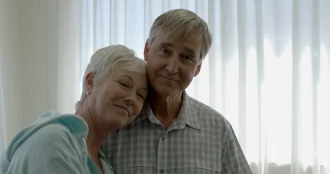 Senior couple embracing Vidéo 88369286