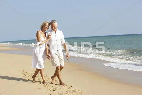 Senior Couple Enjoying Beach Holiday Stock-Fotos