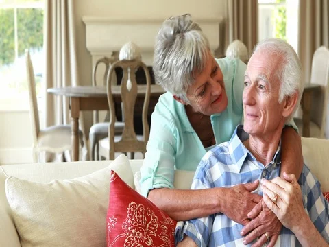 Senior couple interacting with each other in the living room Vidéo 78569131