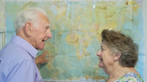Senior couple looking at an old map Vídeo Stock 89655651