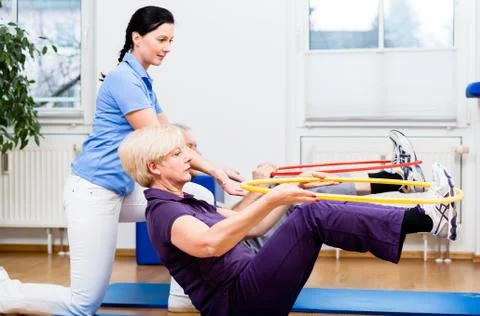 Senior couple in physiotherapy doing exercise with hula hoop Stock-Fotos