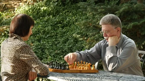 Senior Couple Playing Chess 動画素材 55900063