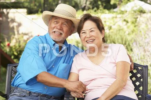 Senior couple relaxing in garden together Stock-Fotos