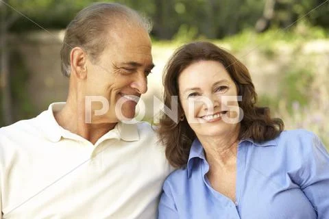Senior Couple Relaxing In Garden Together Stock-Fotos