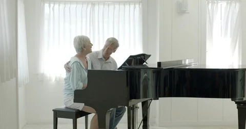 Senior couple sitting at piano Vidéo 88369331