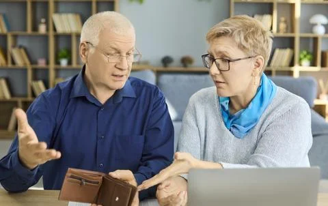 Senior couple stressed over empty wallet while budgeting and reviewing bills Fotos Stock