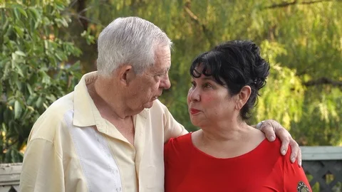 Senior couple talking to each other outside in the garden. Vídeos de archivo 116200563