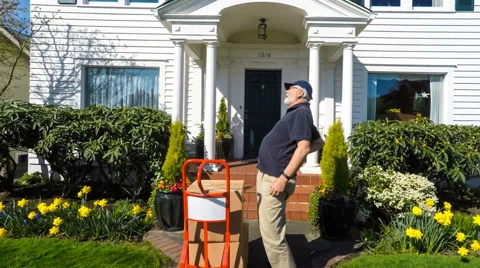 Senior delivery man with severe back pain Video stock 61772594
