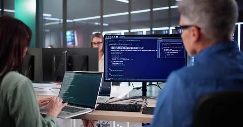 Senior Developers Coaching AI Team In Secure Business Code Office. Stockfoto's