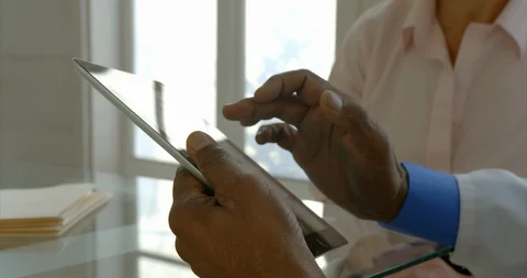 Senior doctor using digital tablet. Vidéo 88375845