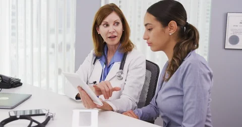 Senior doctor using tablet to share results of patients health condition Vídeo Stock 94715415
