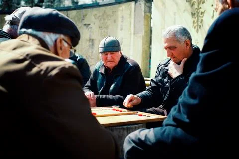 Senior elderly man playing backgammon in a public park Foto stock