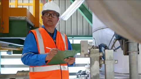 Senior Engineer Performing Daily Inspection in Oil Refinery Production Area 4K 스톡 동영상 337941608