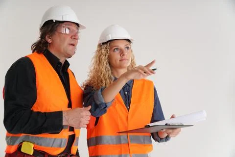 Senior engineer teaching his young and cute blonde apprentice Foto stock