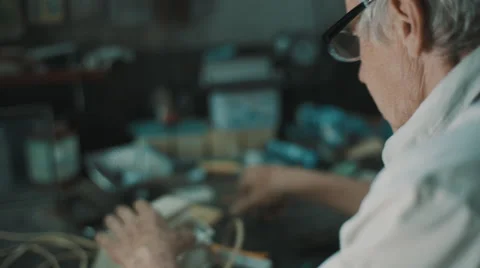 Senior engineer working in garage 库存影片 66578185