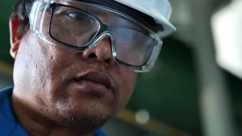 Senior engineering professional in personal protective equipment, showing experi 스톡 동영상 347795000