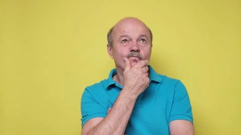 Senior hispanic man thinking generating idea, being happy to solve his problem. Vidéo 136763941