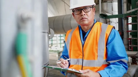 Senior Instrument Engineer Inspecting Process Equipment Plant 库存影片 335333508