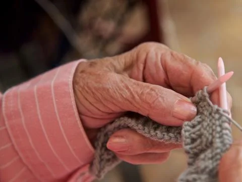 Senior, knitting Stock-Fotos