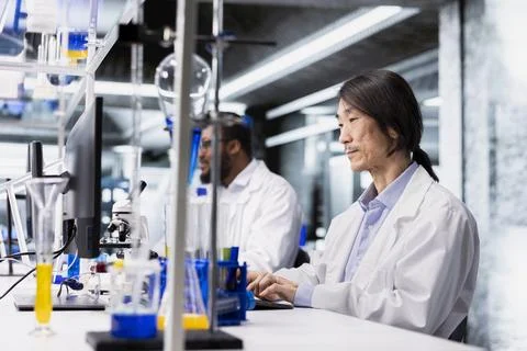 Senior laboratory technician using computer application for DNA data analysis Foto stock