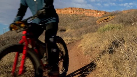 Senior male cyclist riding a fat mountain bike downhill in Colorado Stock Footage