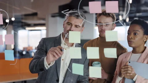 Senior male office worker using glass board and proposing his problem solving to Video stock 169109519