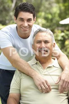 Senior Man With Adult Son In Garden Stock-Fotos