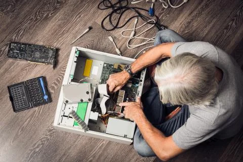Senior Man Assembling A Desktop Computer Stock-Fotos