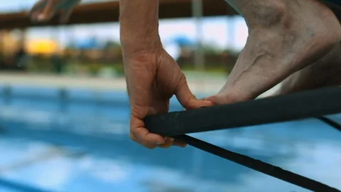 Senior man bending over on a diving block. Vidéo 88405292