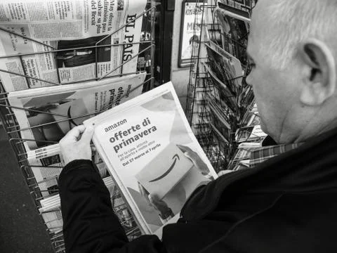 Senior man buying press newspaper kiosk press Amazon Oferta di Primavera Stock Photos