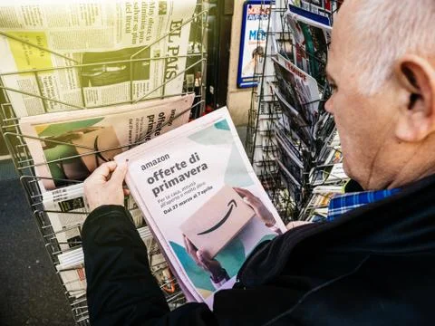 Senior man buying press newspaper kiosk press Amazon Oferta di Primavera Stock Photos