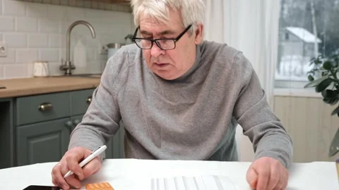 Senior Man Checking Calculating Personal Finance at Home and Feel Worried Vídeos de archivo 242595628