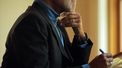 Senior man contemplating. Vidéo 88405628