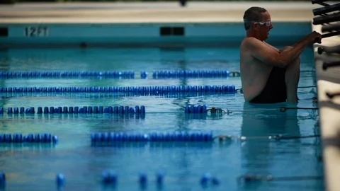 Senior man doing a backstroke start. Video stock 88405462