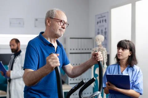 Senior man doing physical exercise for orthopedic recovery Stockfoto's