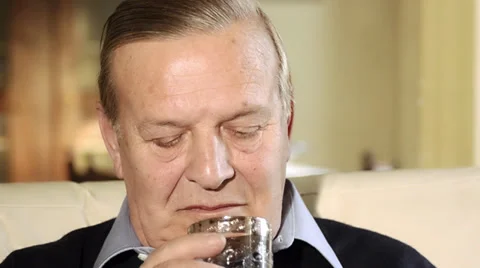 Senior man drinking whisky 库存影片 28138098