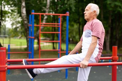 Senior man exercising at parallel bars outdoors Stock-Fotos