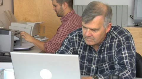 Senior man get help with computer problem Video stock 32706805