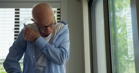 Senior man getting dressed. Vidéo 88374199