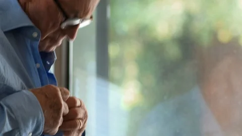 Senior man getting dressed. Vidéo 88374328